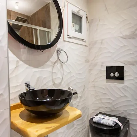 Modern Design Close To Center Apartment